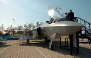 Макет F35 также украшали опознавательные знаки южнокорейских ВВС Кабину - фото 59