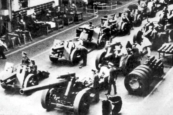 Цех одного из заводов Рейнметалла весна 1940 г Производство орудий sIG33 и - фото 10