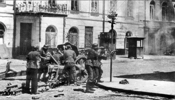 Расчет гаубицы leFH18 ведет бой на улице г Житомир июль 1918 г К концу - фото 15