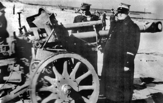 Польские военнослужащие осматривают трофейную гаубицу leFH1840 Кольберг - фото 18