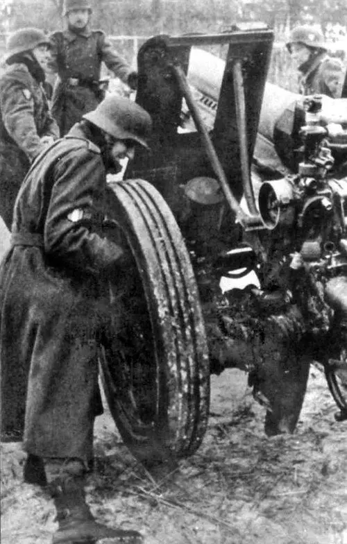 Немецкие солдаты устанавливают на позицию орудие slG 33 В 1944 г основной - фото 38