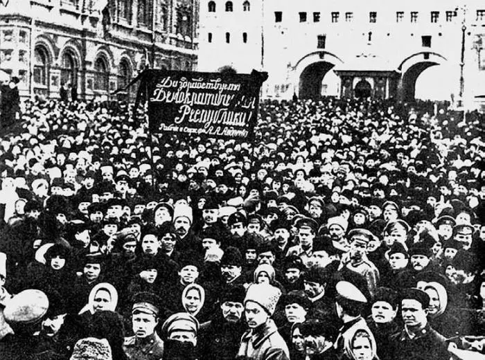 Демонстрация на Воскресенской площади в марте 1917 года Фотография В феврале - фото 13