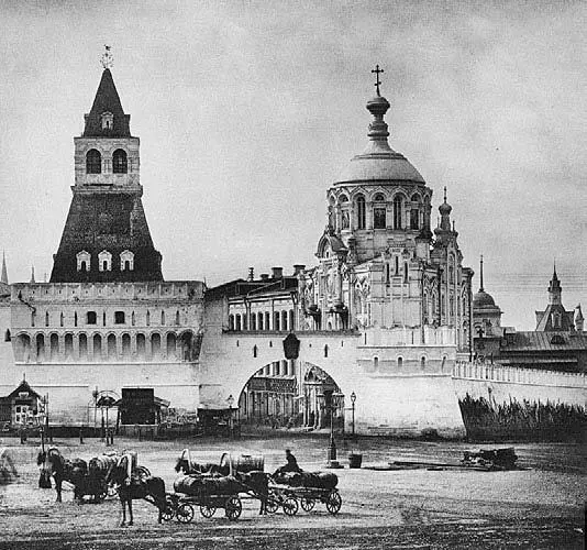 Вид на Никольскую башню и Проломные ворота от Лубянской площади Фотография 2й - фото 49