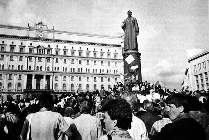 Митинг у памятника Дзержинскому на Лубянской площади Фотография 1991 г После - фото 61