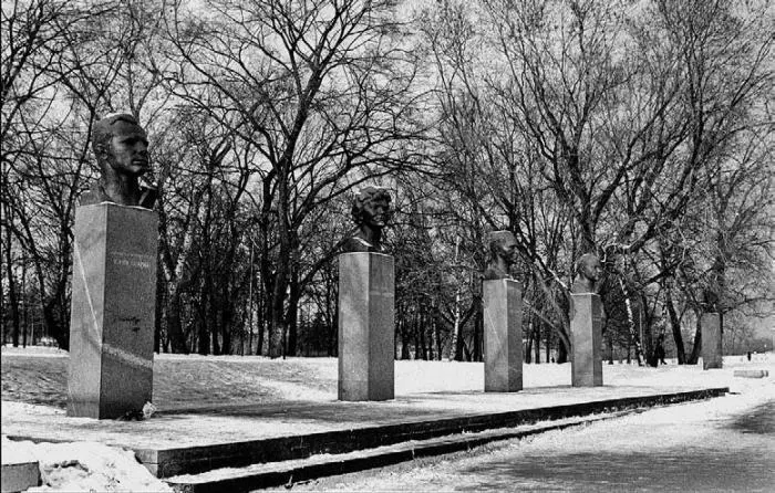 Аллея космонавтов Современная фотография Вот уже более тридцати лет стоит - фото 229