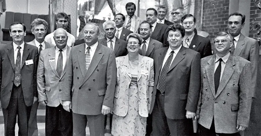 На первом плане яростные соперники Эдуард Россель и Аркадий Чернецкий вместе - фото 67