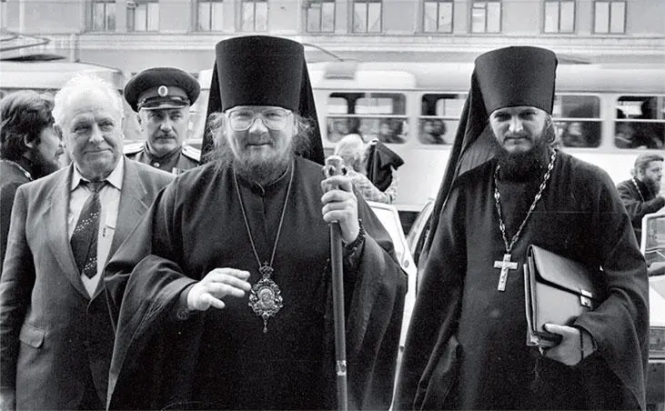 В центре епископ Никон Обвинение Никона потрясло Патриархию В апреле 1998 - фото 77