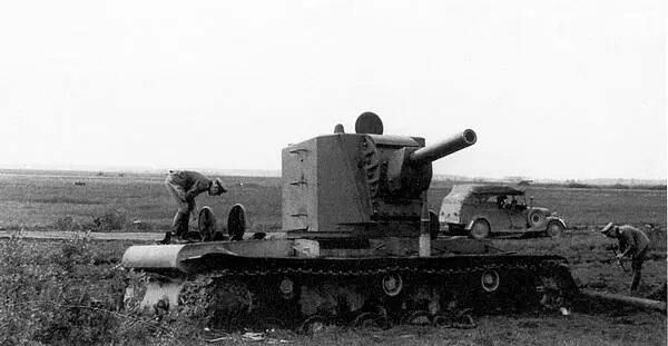 Немецкие офицеры осматривают танк КВ2 из состава 2й танковой дивизии 3го - фото 60