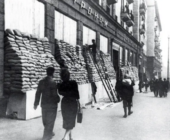 Гастроном в Москве конец лета начало осени 1941 г В центральных газетах - фото 71