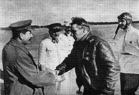 Чкалов Сталин и Беляков на летном поле 10 августа 1936 года После этих - фото 39