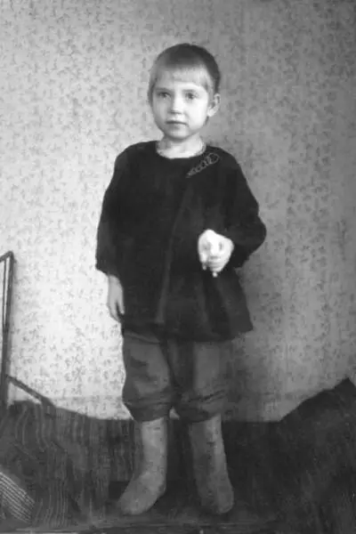 Инночка три года В пионерлагере Инна отец мать 1948 г - фото 3