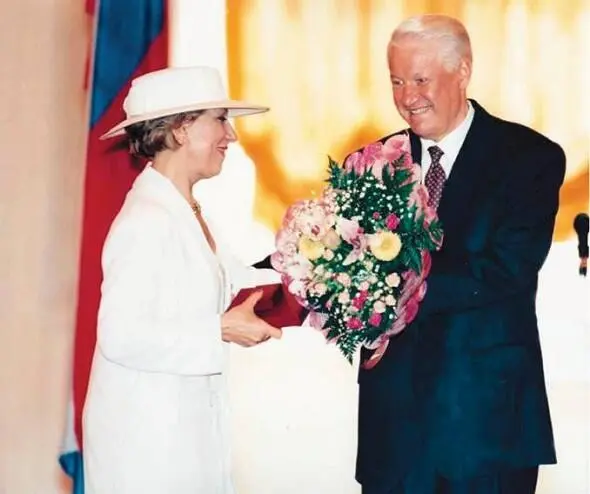 Инна Чурикова и Борис Ельцин 1997 г С сыном Иваном Панфиловым - фото 94
