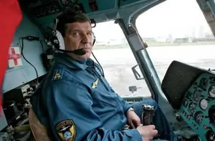 АВ Лебедев в кабине вертолета Ми8 Летом текущего 2007 года огонь бушевал во - фото 57