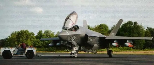 Опытная буксировка F35C по аэродрому с внешней подвеской бомб Первый - фото 51