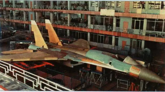 Сборка самолета Т101 Январь 1977 г Противофлаттерные балансиры еще не - фото 55