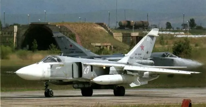 Су24М с авиационными бомбами ОФАБ500 выруливают на взлет Третий этап самый - фото 10