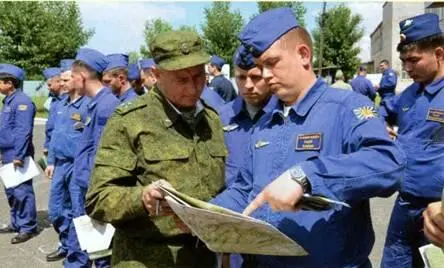 Командир авиагруппы Канск гв полковник А В Можайский слева на тренировке - фото 17