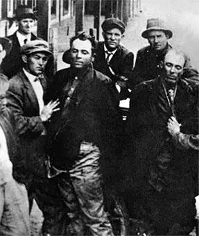 Убитые при попытке ограбления поезда Бен Килпатрик и Оле Хобек Март 1912 г - фото 122