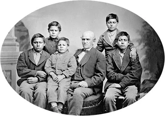 Лоури Татум со спасенными из кайовского плена детьми 18721873 гг Татум - фото 220