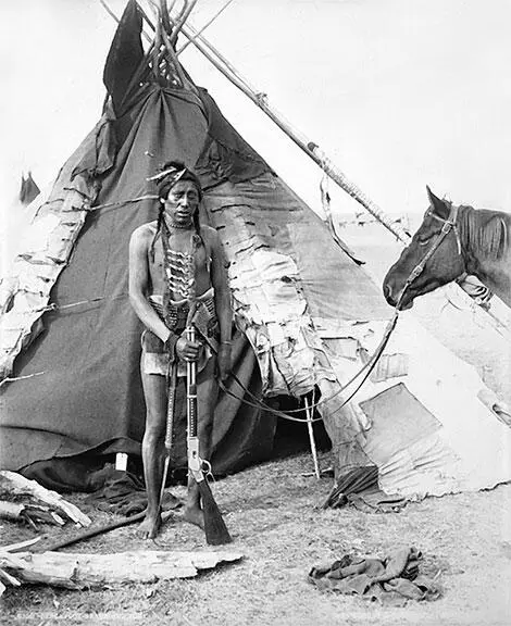Воин черноногих перед своим типи Воин черноногих Черноногие Blackfeet - фото 252