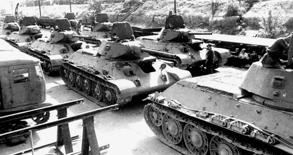 Танки Т34 и тягачи СТЗ5 на площадке СТЗ лето 1942 г Работающий на полную - фото 8