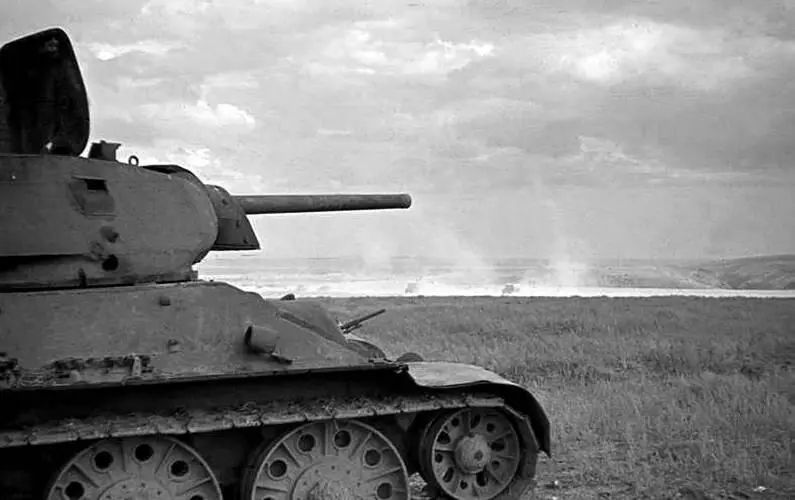 Еще одно фото той же машины Видна пробоина в борту башни Т34 с другого - фото 23