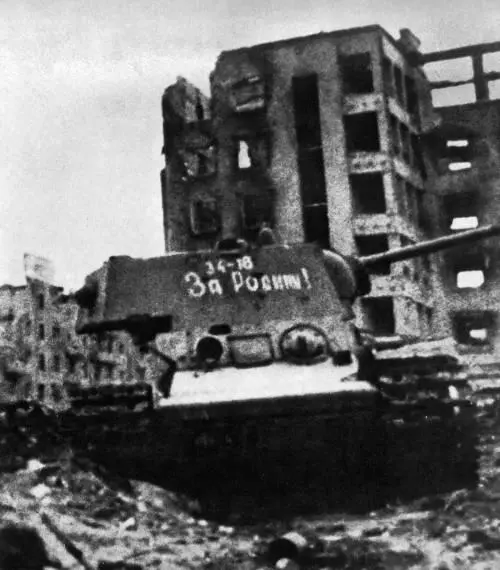 Подбитый танк КВ из 133й танковой бригады на улицах Сталинграда Даже в - фото 56