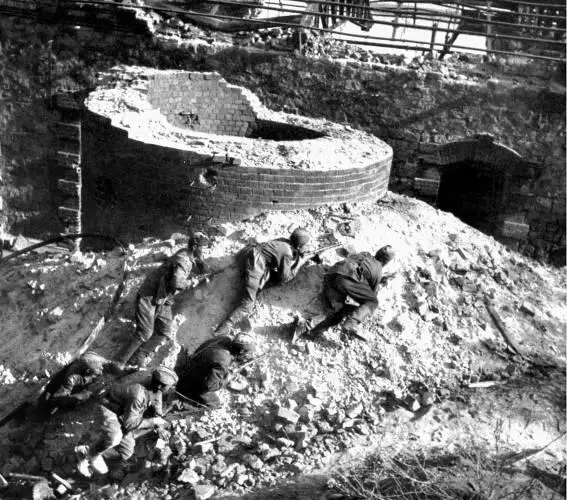 Индустриальная война Советские солдаты у разрушенной до основания трубы в - фото 84