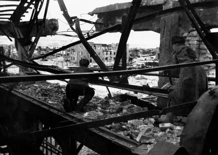 Последние бои в холодных развалинах Сталинград осень 1942 г По итогам - фото 89