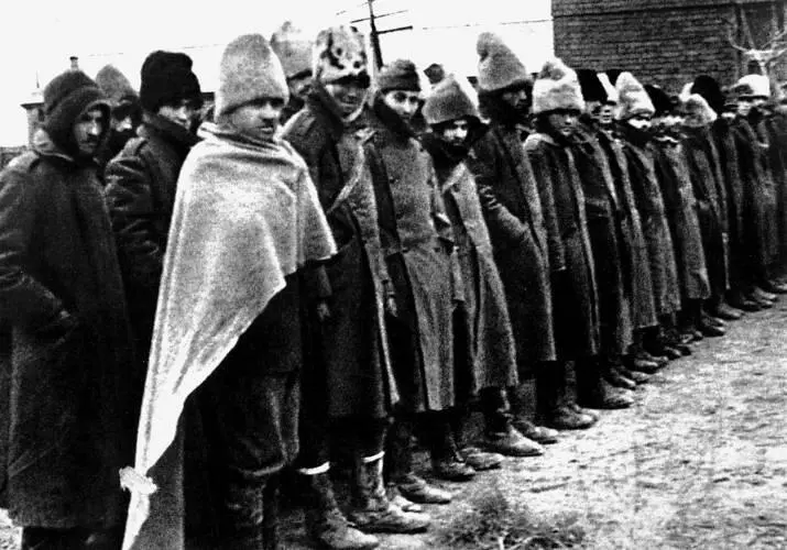 Румынские солдаты захваченные в плен войсками 57й армии Ноябрь 1942 г Тем - фото 106