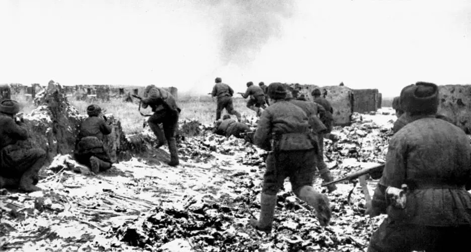 Вперед в историю Советские пехотинцы идут в атаку 24я армия перешла в - фото 110