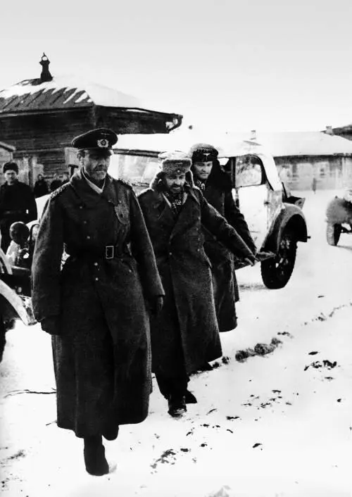 Фельдмаршал Ф Паулюс в плену Северная группировка 6й армии продержалась - фото 136