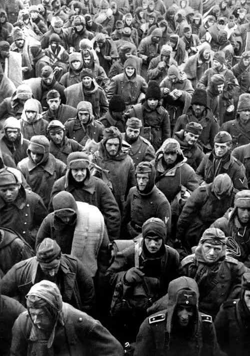 Остатки 6й армии капитулировали Пленные немцы и румыны в высоких меховых - фото 137