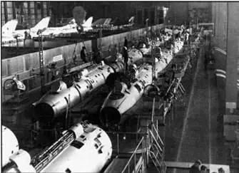 Сборочный цех ДМЗ 1975 год Сборочный цех НАЗ 1974 год М П Симонов - фото 32