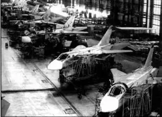 Сборочный цех НАЗ 1974 год М П Симонов Приход М П Симонова Как уже - фото 33
