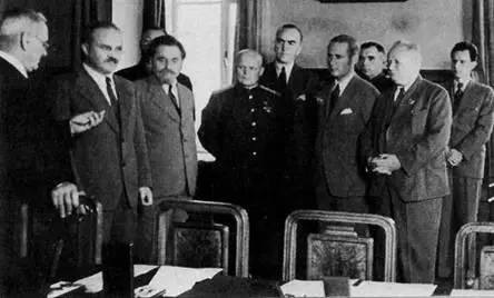 Рикенбекер пятый слева на встрече Молотова с официальной делегацией США - фото 74