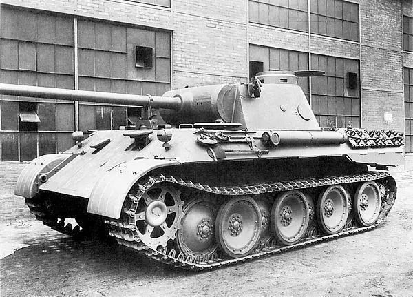 Собранная Пантера во дворе фирмы MAN Февраль 1943 года Хорошо видны - фото 24