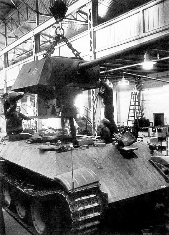 Установка башни на шасси танка Пантера Лето 1943 года предположительно - фото 30