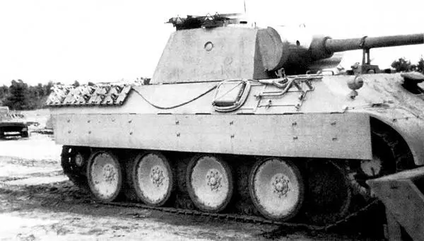 Танк Пантера изготовленный фирмой Henschel в июне 1943 года Хорошо видно - фото 32