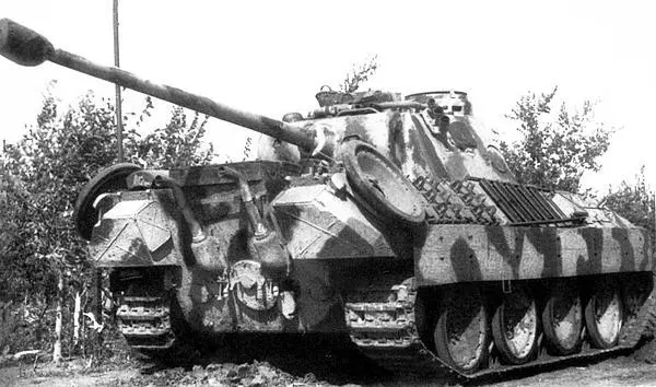 Пантера AusfD на фронте 1944 год Обратите внимание на крепление двух - фото 43