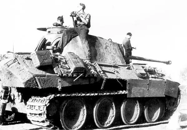 Танк Пантера AusfD марше 1944 год Обратите внимание на дополнительные - фото 54