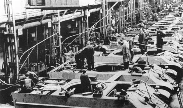 Сборка танков Пантера AusfG на заводе компании DaimlerBenz Сентябрь 1944 - фото 106