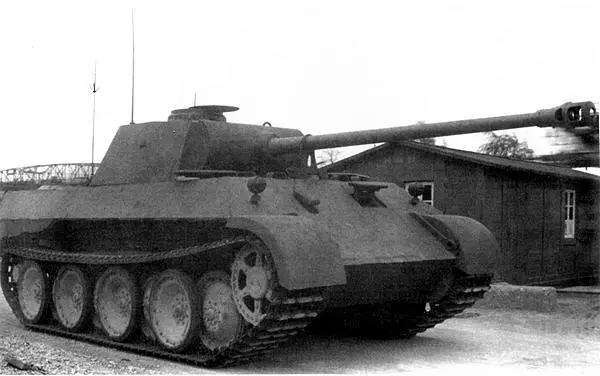 Тот же командирский танк PzBefPanther что и на предыдущем фото На машине - фото 152