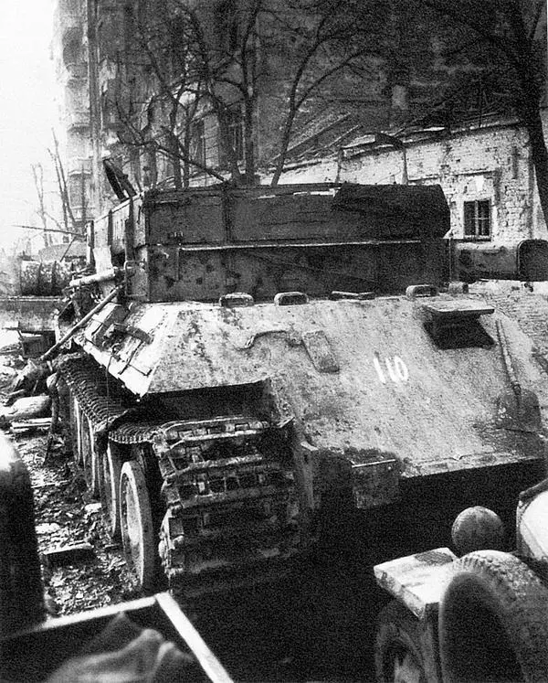Одна из Бергепантер захваченных частями Красной Армии в ходе боёв на улицах - фото 166