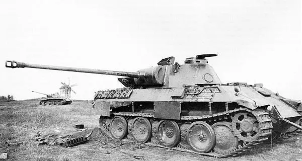 Пантера подбитая на подступах к Харькову Август 1943 года На танке - фото 203