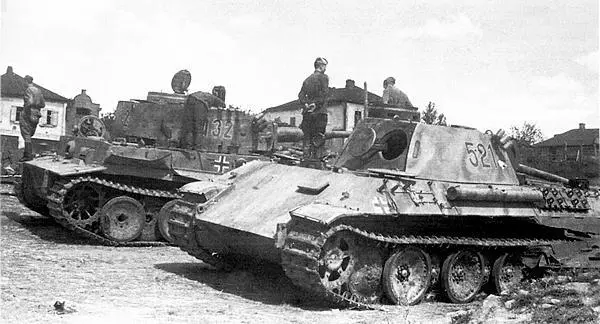 Советский СПАМ на заднем плане Тигр на переднем Пантера 39го танкового - фото 207