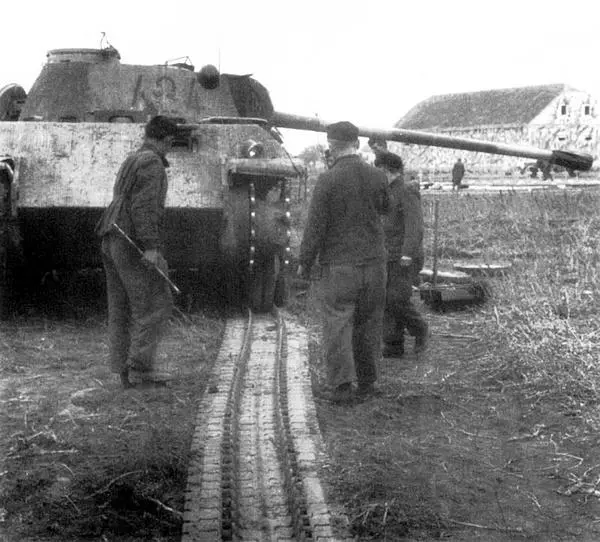 Экипаж Пантеры за ремонтом своей машины Осень 1943 года Танк имеет - фото 219