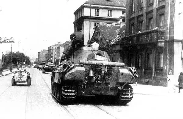 Колонна пантер по улице города движется к линии фронта Лето 1944 года На - фото 230
