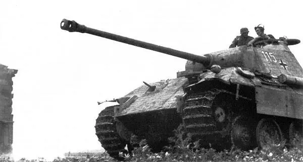 Танк Пантера AusfА в перерывах между боями Польша лето 1944 года РГАКФД - фото 232