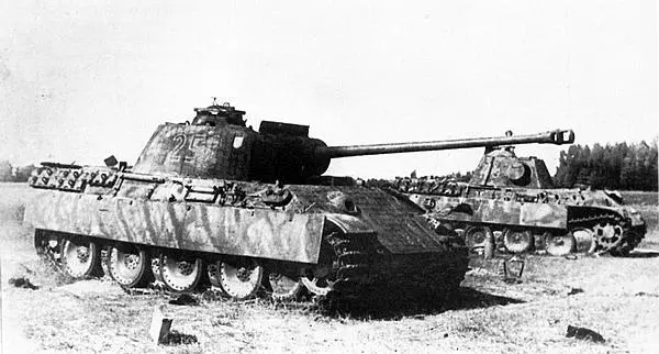 Две пантеры AusfG подбитые в боях на Минском направлении Июль 1944 года - фото 237